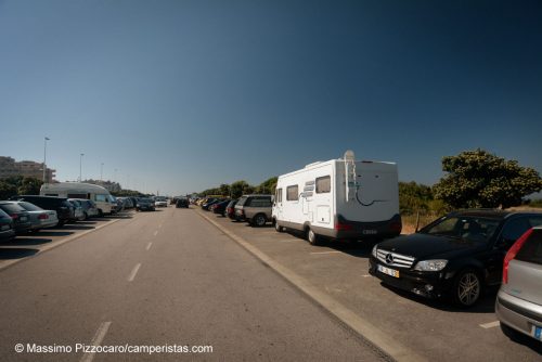 Il solito genio, di domenica mattina nel parcheggio della spiaggia di Vila Do Conde, vicina a Porto. 600 metri più avanti c'era uno spiazzo enorme per i camper.
