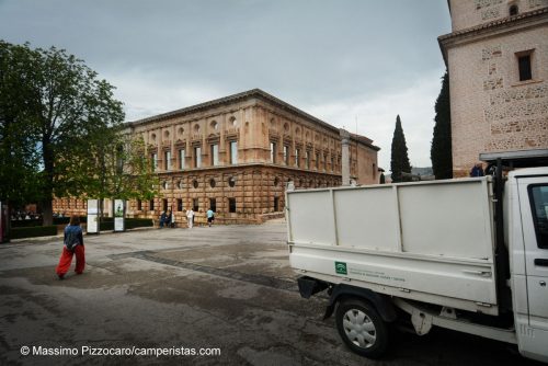 Camion che vanno e vengono all'interno del parco di Alhambra.
