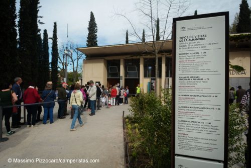 La fila alla cassa del sito di Alhambra. Notare che i biglietti si possono fare solo dal lato dei parcheggi. Non è previsto che arrivino visitatori a piedi dalla città, dal lato opposto.