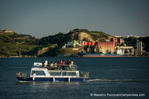 Lisbona, una bel giro in barca per i turisti in mezzo alle coloratissime fabbriche!