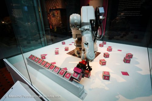 Robot che compone parole con i cubi
