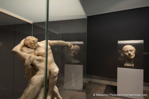 Due opere di Rodin, parte di una mostra temporanea